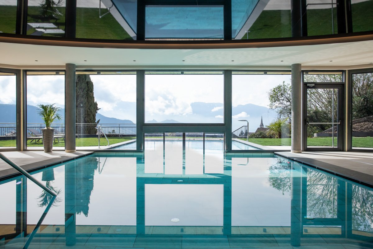 Infinity pool with a view of Lake Kaltern at the Hotel Torgglhof Kaltern