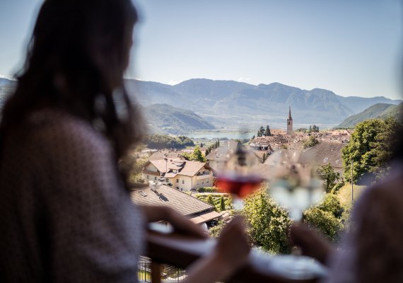Winebar a Caldaro con vista sul lago di Caldaro