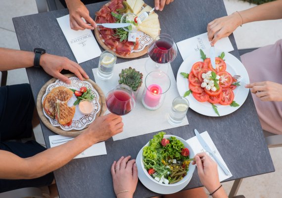 Piccoli spuntini e vini scelti nella winebar Torgglhof a Caldaro