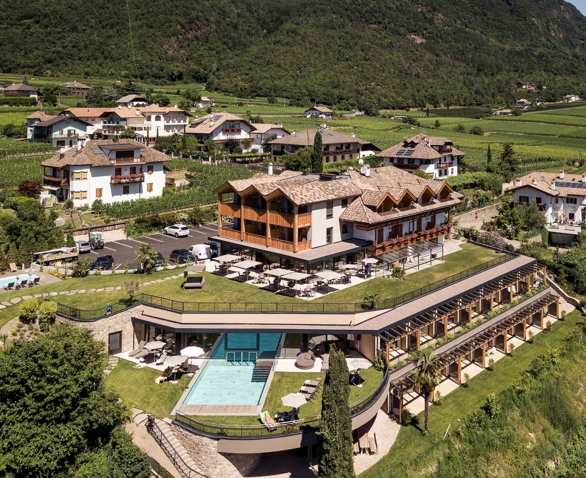 Panorama des Wellnesshotel Torgglhof in Kaltern mit Pool & Spa