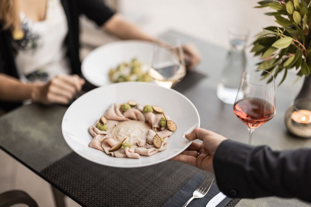 Servieren eines Tellers mit feinem Gericht in einem Restaurant