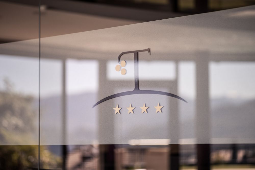 Glas mit Logo und vier Sternen, unscharfer Hintergrund